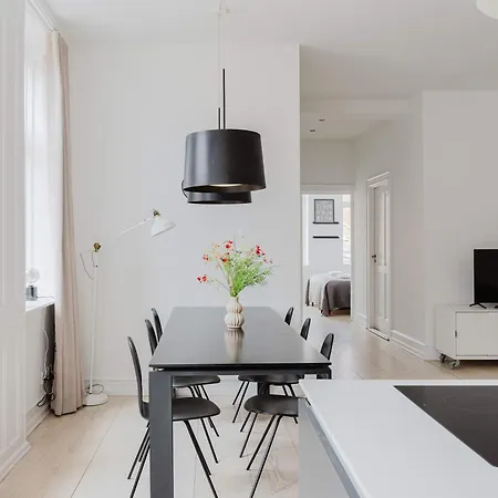 Amalienborg Retreat Stylish 2br